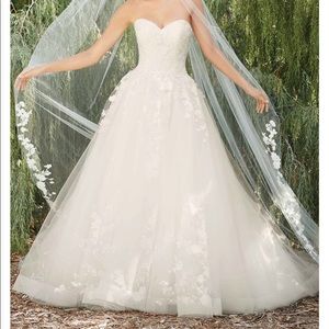 Casablanca Floral Lace Cathedral Veil in White